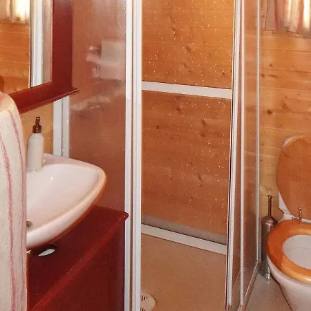 10 Person In Svingvoll-by Traum *